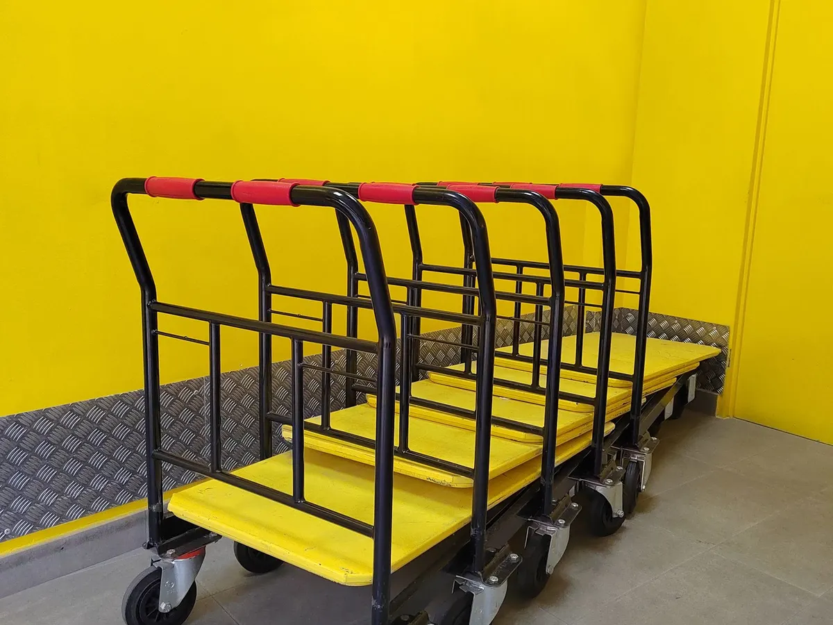 Carrinhos plataforma sobre rodízios em galpão